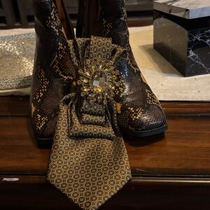 Chic Brown Patterned Scarf with Gemstone Detail